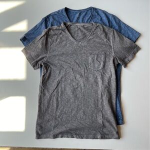 Lot of 2 Treasure and Bond tee shirts - medium